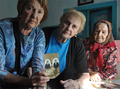 Shelly and Raya visiting the Poloschuk family in the Ukrainian farming hamlet of Myatin in 2013. Shelly, Raya and their mothers were hidden by the Paluschuks for 28 months during the Second World War.