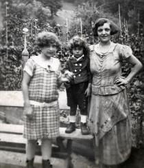 Sabina Halpern mit ihren Kindern Selma und Daniel Halpern