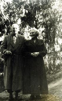 Leontine Samek mit Dr. Robert Gewitsch in Haifa