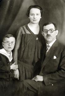 Paul Rona und seine Eltern Alexander und Stefanie Rosenzweig