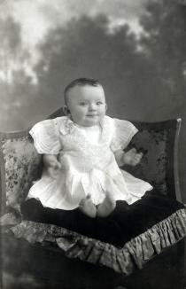 Stella Semenowsky als einjähriges Baby