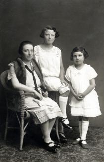 Stella Semenowsky mit ihrer Mutter Fanny Mathilde Wachtel geb. Reicher und ihrer Schwester Helene Thau geb. Wachtel