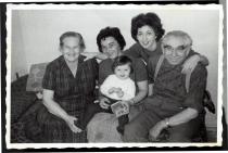 Moritz und Sophie Tauber mit ihrer Tochter Bertha, Enkeltochter Hanna und Enkeltochter Jeanette