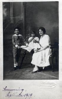 Vilma Smolka mit ihren Kindern Peter und seiner Tante Doris Horowitz, geborene Smolka