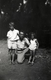 Lazar Aroyo with his children Gidon and Oro Aroyo