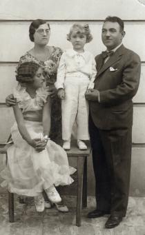 Jul Levi with his parents and sister