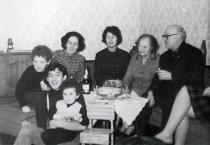 Luna Davidova with family members