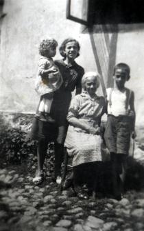 Mazal Asael with her mother Delicia Eshkenazi and brother Samuil Eshkenazi