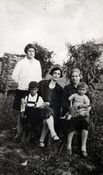 Rebecca Yulzari with relatives