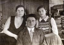 Elkhonen Saks' cousins Elya Saks, Frida Stern and Ite Hildesheim