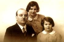Mark Polyak with his daughters Valentina Polyak and Ruth Refes