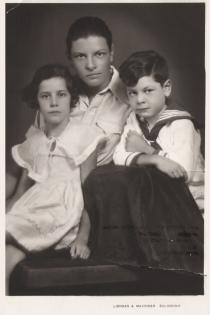 Deniz Nahmias and her brothers David and Solomon Angel