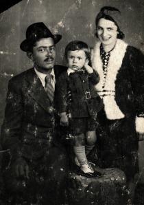 Weisz Miklósné a férjével és a kisfiával