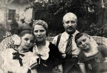 Hirschberg Frigyes a szüleivel és húgával