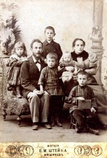Larissa Khusid's grandfather's family (Iosif Ortenberg)