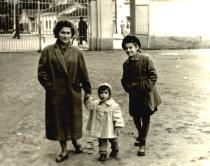 Fania Brantsovskaya with her daughters Vita Safian and Dina Baver