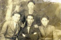 Mojsze Sznejser with his brother Abram and two uncles