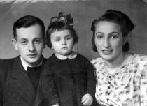 Yasha Shif, his wife Roza and daughter Rita