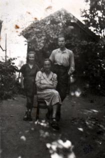 Egon Lovith with his mother and sister
