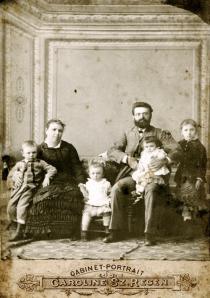 Samuel Izsak with his family