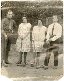 Abram and Iakov Meyerovich with their wives