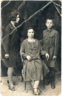 Yevgeniya Borisovna Barvish with her children
