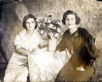 Serafima Staroselskaya's mother Kisya Vigdergaus with her sister Lyubov Dernovskaya