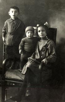 Sima Shvarts with her cousins Boris and Mark Kamenkovich
