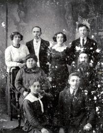 Rosa Gershenovich's paternal grandfather Aron-Shloime Veltman and his family