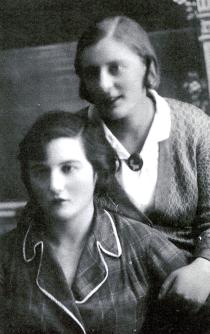 Rosa Gershenovich with her friend Polia Finegersh