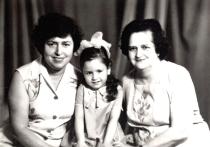 Faina Minkova's mother Tzyva Shyfrinson, her sister Elizabeth Minkova and her daughter Nina Goncharuk