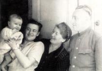 Faina Shlemovich and her family