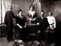Irina Lidskaya's father Yakov Lidskiy, her grandmother Sophia Lidskaya, a stranger, her grandfather Benjamin Lidskiy, and her uncle Lev Lidskiy