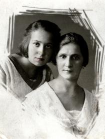 Ida Limonova with her mother Rosalia Sneiderman