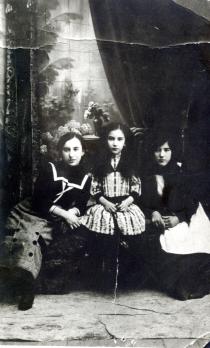 Jemma Grinberg's mother Hana Deich, her sisters Nelia and Bronia