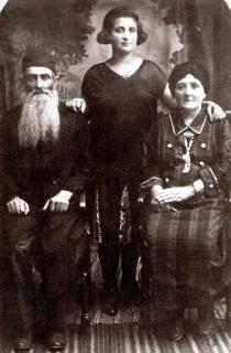 Leonid Krais' mother-in-law Sheyndl Fishman and her parents