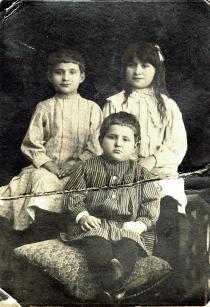 Alexandr Rozin and his sisters