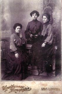 Mina Gomberg's grandmother Clara Rapoport and her friends