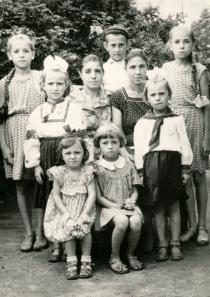 Makhlia Khalzova, her sister Itta Vershkina and their children