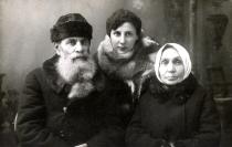 Naomi Deich's paternal grandparents Liver Zlochevskiy and Brukha Zlochevskaya and her cousin Ida Mezhyborskaya