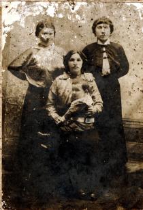 Raissa Yasvoina's mother Maria Minskovskaya and her aunts Rosa and Vera