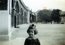 Luise im Alter von vier Jahren am Praterstern