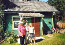Anatoli Kraemer with his wife Mayli and granddaughter Anne 