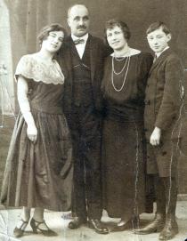 Fanni and Julius Kann with their children Alexander and Nata