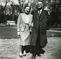 Dezsõ Árpád és a felesége a Városligetben