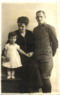 Schuller Hugó feleségével és lányával