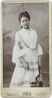 Nyitrai Lászlóné édesanyjának, Kohn Angélának a fiatalkori képe