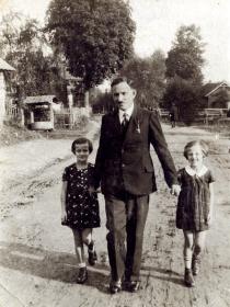 Maksymilian Fiszgrund with his daughters Rozia and Bronia