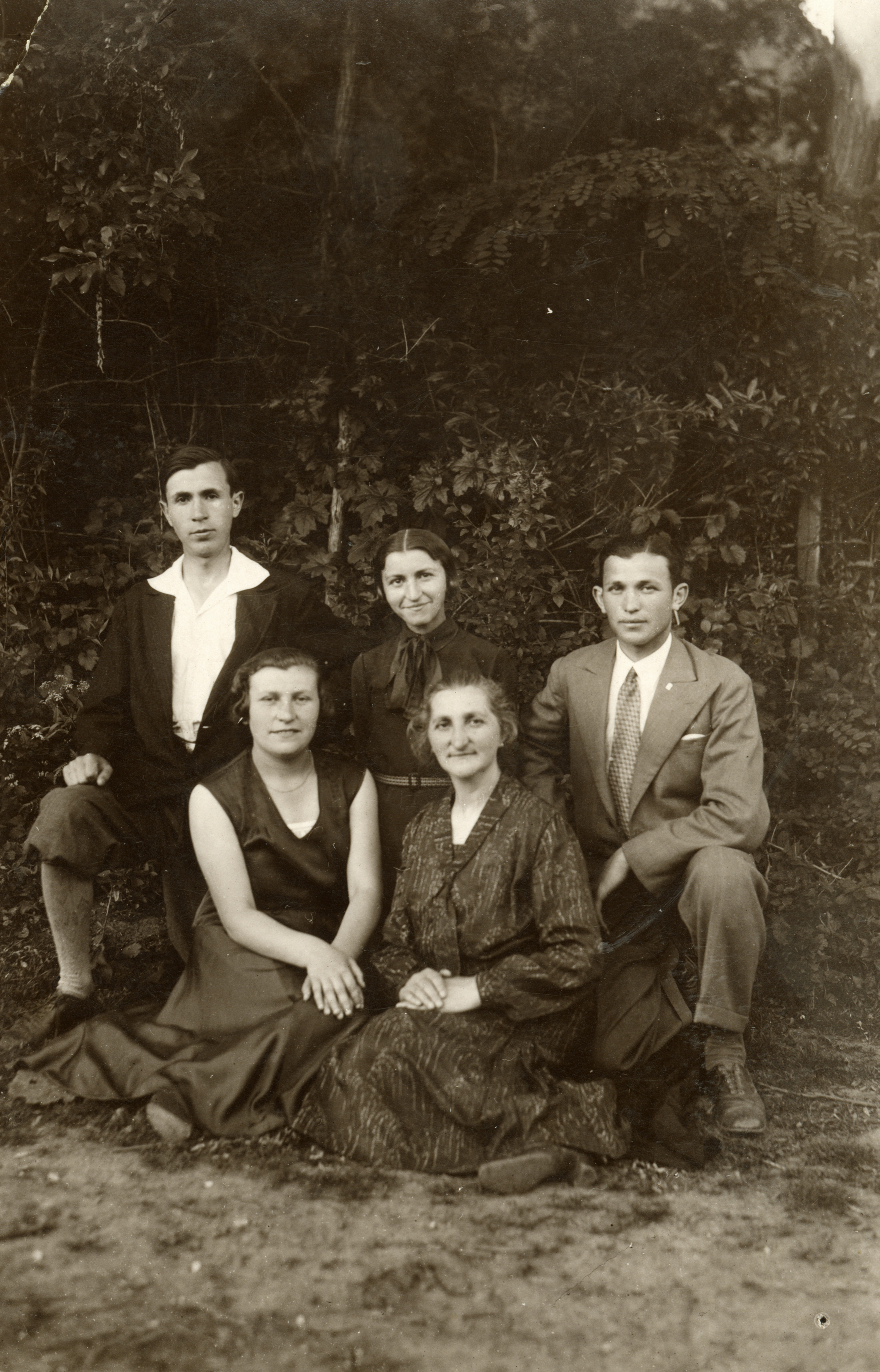 Leon Nachwalger, seine Mutter Mina, seine Schwestern Towa Orenstein und Chana Schächter und Cousin Chaim in Obertyn
