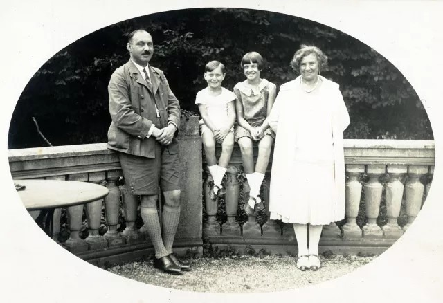 Gertrud Mechner mit ihrem Bruder Michael und den Eltern Berthold und Leontine Samek im Urlaub